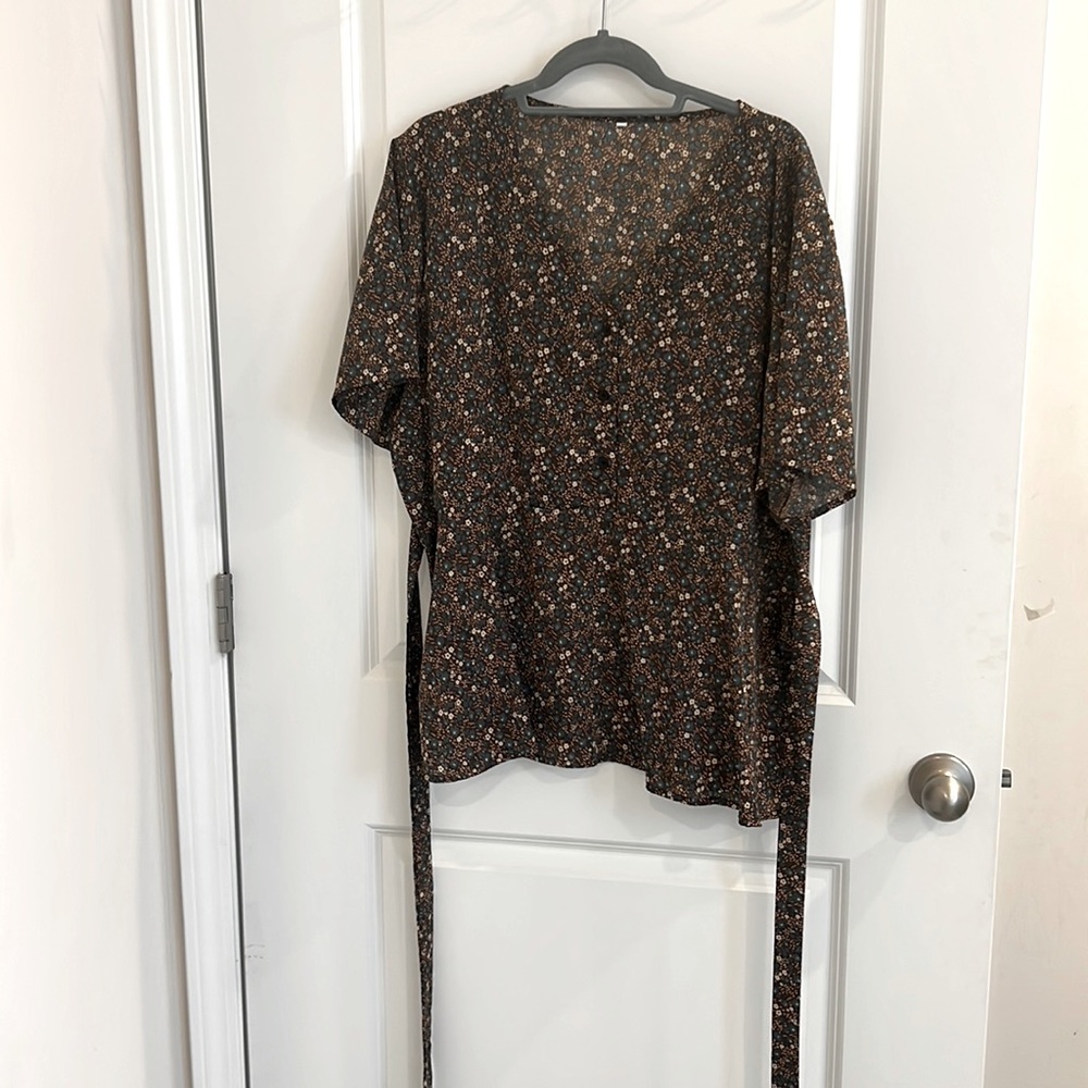 Tie waist baby doll style top. Floral print.